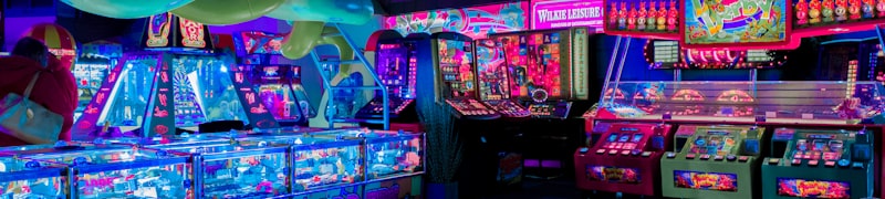 电竞比赛直播画面，包含英雄联盟等热门游戏